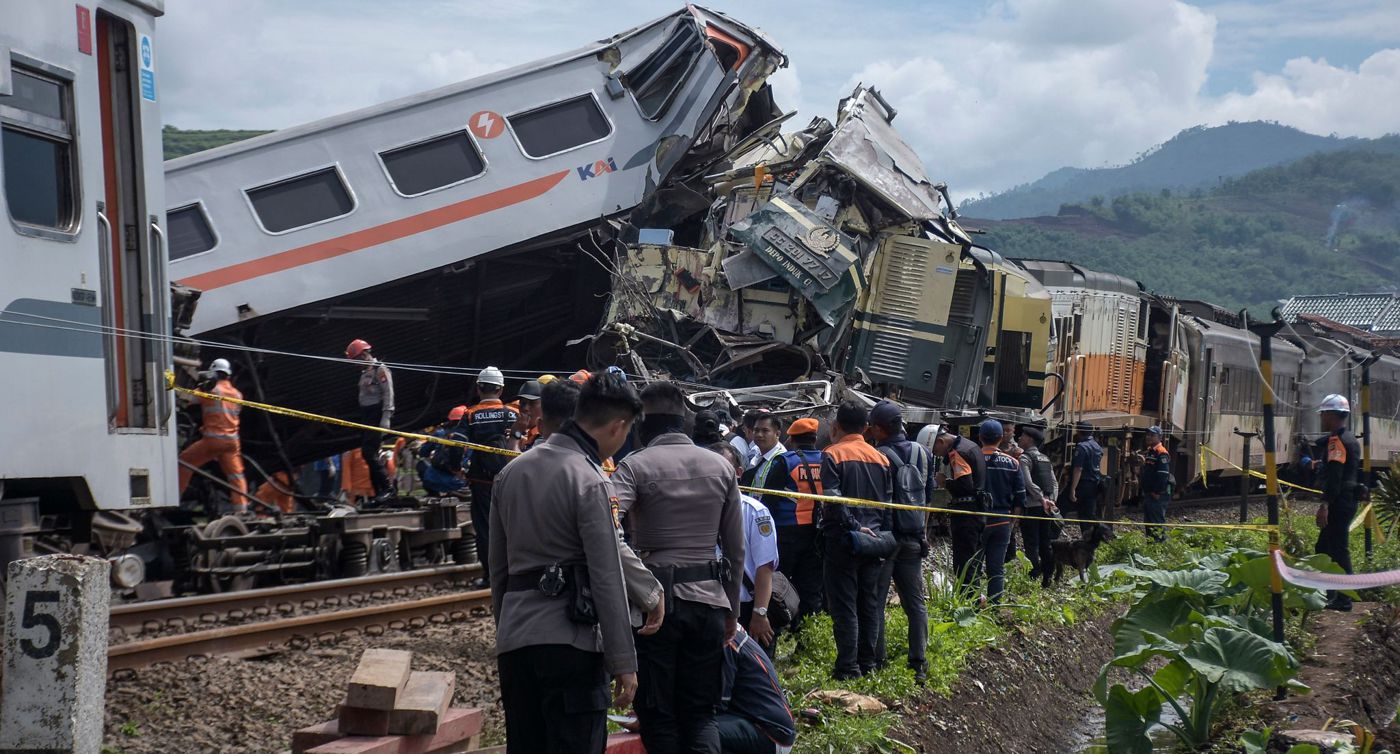 Kecelakaan kereta api serius di Indonesia – sedikitnya empat orang tewas