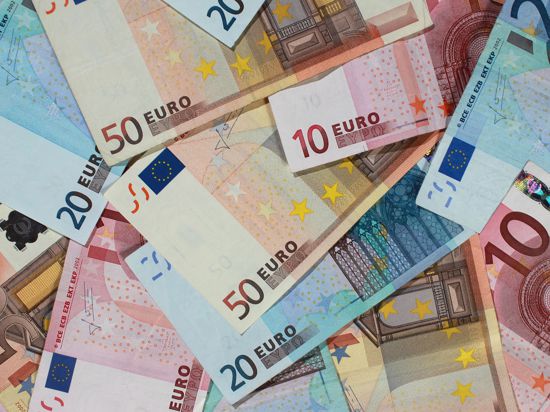 Euro-Geldscheine liegen auf einem Tisch.