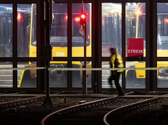 Die Gewerkschaft Verdi hat für Freitag ganztägige Warnstreiks im öffentlichen Personennahverkehr in fast allen Bundesländern angekündigt.