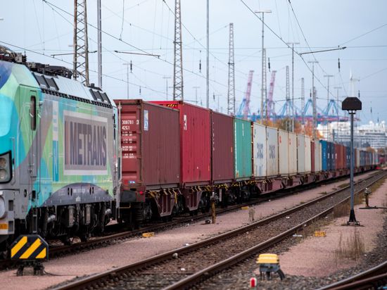 Ein Güterzug mit Containern auf Frachtwagen ist im Hafen unterwegs. Das Europäische Parlament und die EU-Staaten wollen mit neuen Vorschriften den europäischen Binnenmarkt besser auf Krisen vorbereiten.