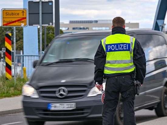 Die Bundespolizei kontrolliert den Einreiseverkehr am deutsch-polnischen Grenzübergang Stadtbrücke zwischen Frankfurt (Oder) und Slubice.
