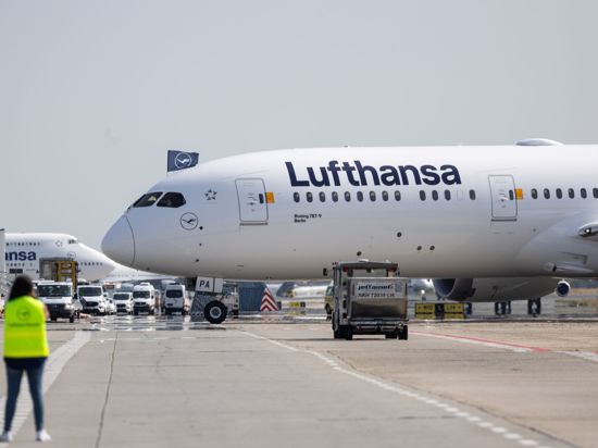 Die Lufthansa-Maschine des Typs Boeing 787-9 steht auf dem Rollfeld am Frankfurter Flughafen.