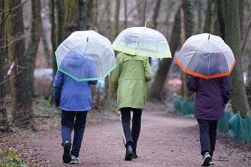 Spaziergang mit Regenschirmen in Hamburg.
