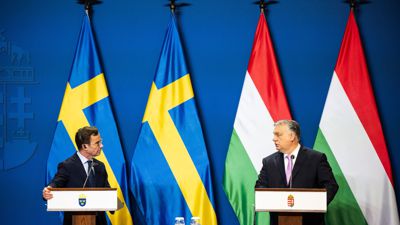 Der ungarische Premierminister Viktor Orban (r) spricht mit dem schwedischen Premierminister Ulf Kristersson während einer Pressekonferenz in Budapest.