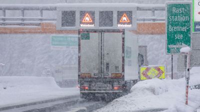 Der starke Schneefall beeinträchtigt die  wichtige Verkehrsroute von Deutschland nach Italien (Archivbild).