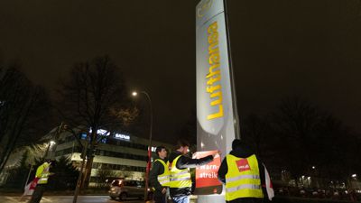 In Hamburg werden Warnstreik-Plakate aufgehängt.