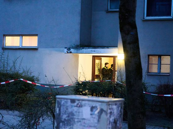 Am Morgen nach der Festnahme der früheren RAF-Terroristin Daniela Klette stehen noch Polizisten im Hauseingang in der Wohnung.
