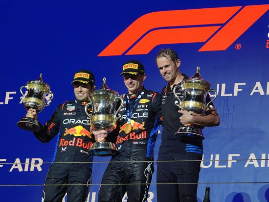 Der Zweitplatzierte Sergio Perez (l-r), Sieger Max Verstappen und Tom Hard von Red Bull stehen auf dem Podium.
