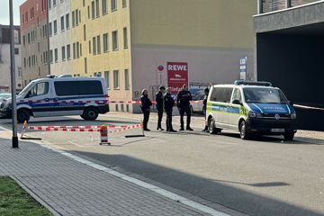 Ein 18-Jähriger soll bei einer Auseinandersetzung in Magdeburg zwei Menschen tödlich verletzt haben.