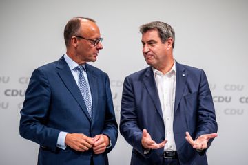 CDU-Chef Friedrich Merz (l) und CSU-Chef Markus Söder plädieren für mehr Rüstungsgüter.