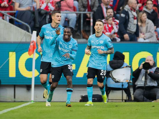 Jeremie Frimpong (M) brachte Bayer Leverkusen mit seinem Tor gegen den 1. FC Köln auf die Siegerstraße.