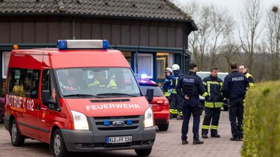 Tote und Verletzte bei einem Brand in einem Seniorenheim: Polizei und Feuerwehr im Einsatz in Bedburg-Hau.