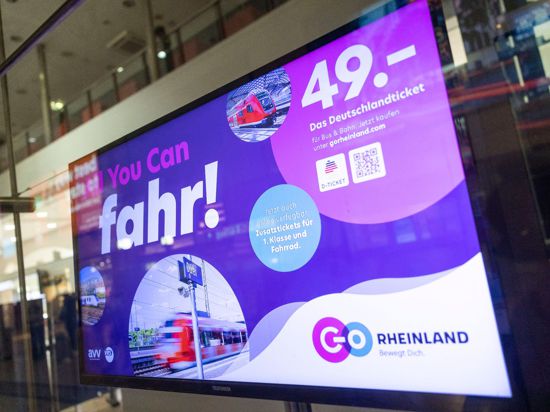 „All you can fahr! – 49 Euro – Das Deutschlandticket“ steht auf den Monitoren im Kundencenter im Hauptbahnhof.