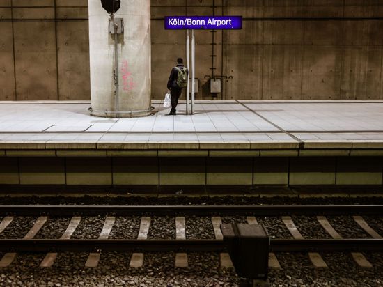 Ein Mann steht auf einem Bahnsteig am Flughafenbahnhof Köln/Bonn. Fahrgäste müssen deutschlandweit den ganzen Tag über erneut mit großen Einschränkungen im Personenverkehr rechnen.