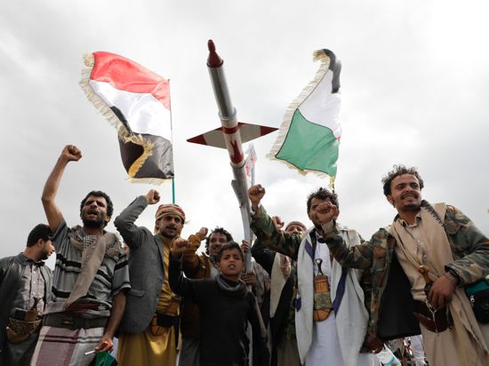 Anhänger der Huthi in Sanaa. Die Huthi agieren nach eigenen Angaben aus Solidarität mit der islamistischen Hamas im Gazastreifen und richten ihre Attacken auf Frachter mit angeblicher Verbindung zu Israel, den USA oder Großbritannien.