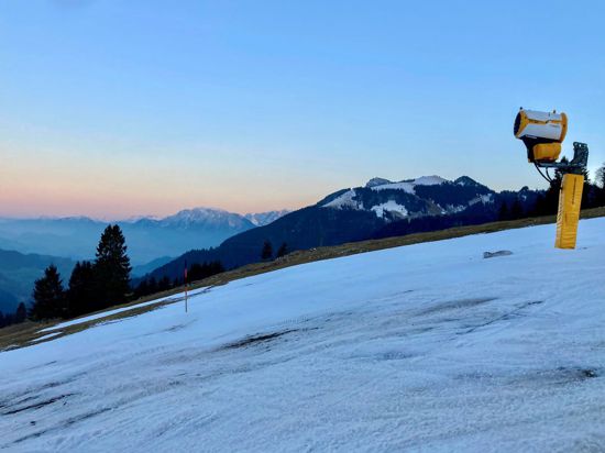 Eine Schneekanone steht auf knapp 1100 Meter Höhe am Sudelfeld: In den Bergen fehlt es an Schnee, selbst für künstliche Beschneiung ist es oft zu warm.
