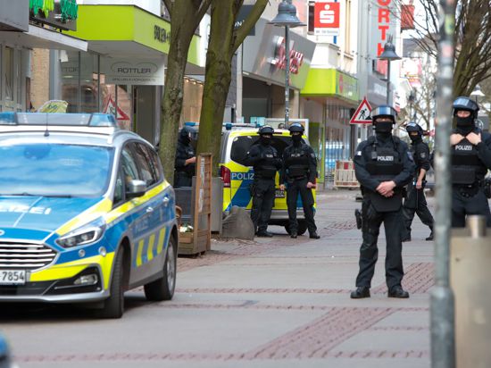 Die Polizei ermittelt nach der Bombendrohung in Bochum.