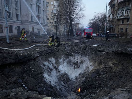 Die ukrainische Hauptstadt Kiew ist in der Nacht in mehreren Wellen mit Raketen angegriffen worden.
