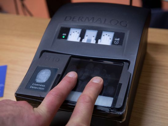 Gängige Praxis: Für einen Personalausweis werden Fingerabdrücke gescannt.