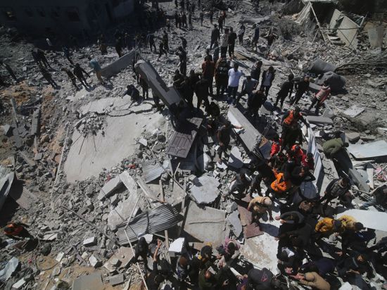 Palästinenser inspizieren die Überreste eines Wohnhauses in Rafah, das bei einem israelischen Angriff zerstört wurde.