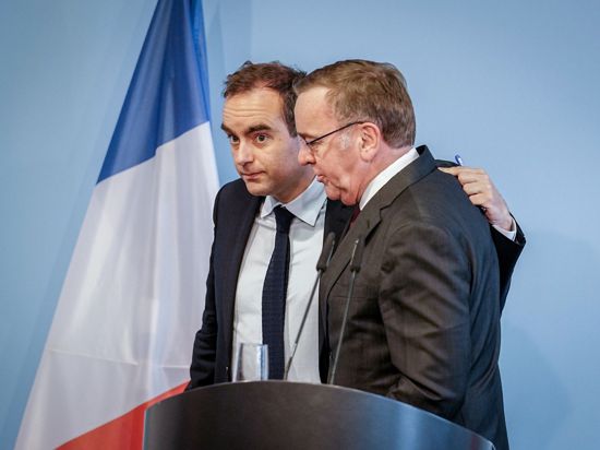 Bundesverteidigungsminister Boris Pistorius (r, SPD) und sein französischer Kollege Sébastien Lecornu haben eine Einigung erzielt.