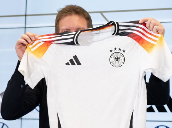 Bundestrainer Julian Nagelsmann und das neue DFB-Trikot von Adidas.