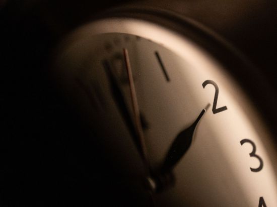 In der Nacht vom 30. auf den 31. März werden die Uhren von 2 Uhr auf 3 Uhr nach vorne gedreht. Abends bleibt es dann länger hell.