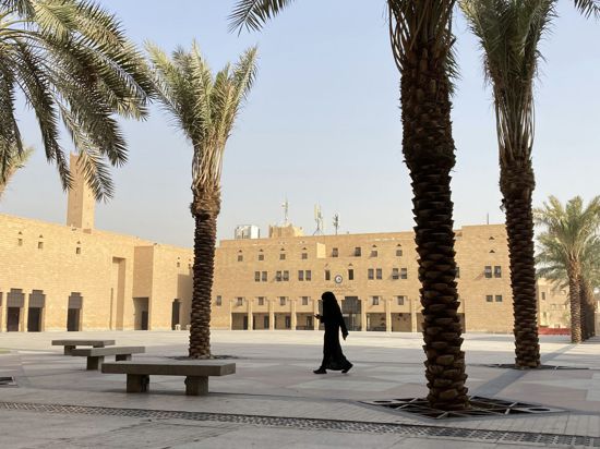 Eine verschleierte Frau in der saudischen Hauptstadt Riad. Saudi-Arabien – im WEF-Bericht über die Gleichstellung der Geschlechter auf einem der unteren Plätze – übernimmt den Vorsitz in der UN-Kommission zur Frauenförderung.
