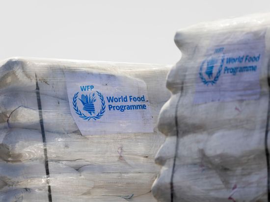Humanitäre Hilfsgüter des Welternährungsprogramm der Vereinten Nationen am Grenzübergang Kerem Schalom zum Gazastreifen auf israelischer Seite.
