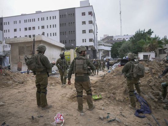 Israelische Soldaten stehen vor dem Schifa-Krankenhaus (Archivbild).