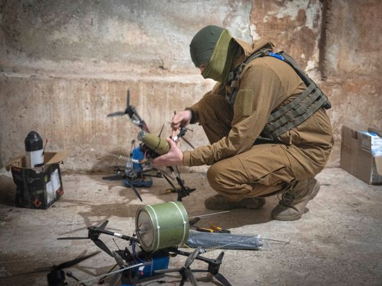 Ein ukrainischer Soldat bereitet Drohnen an der Frontlinie vor.