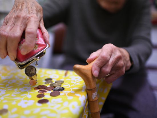 Jede Münze zählt: Eine Rentnerin mit ihrem Inhalt ihres Geldbeutel.