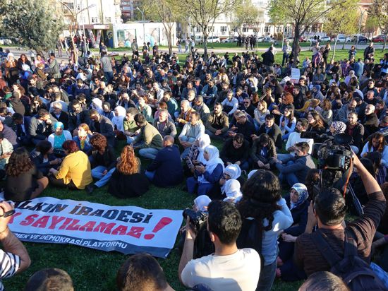 Sitzstreik und Protest in Diyarbakir: „Der Wille des Volkes kann nicht ignoriert werden“.