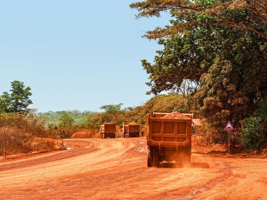 Lastwagen transportieren Bauxit entlang einer Bergbau-Transportstraße. Laut einer Studie werden mehr als ein Drittel der Menschenaffenpopulation in Afrika durch Bergbau gefährdet.