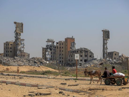 Ruinen von Gebäuden, die bei israelischen Angriffen im zentralen Gazastreifen zerstört wurden.