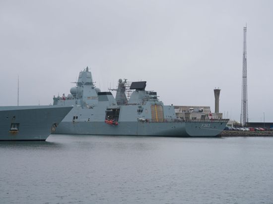Die dänische Fregatte „HDMS Niels Juel, Nummer F363“: Spezialisten sind auf dem Weg, das Problem zu lösen (Archivbild).