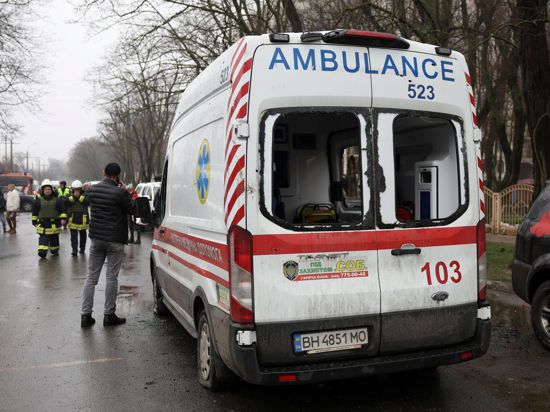 Ein beschädigter Krankenwagen mit zerbrochenen Scheiben nach einem russischen Angriff in Odessa.