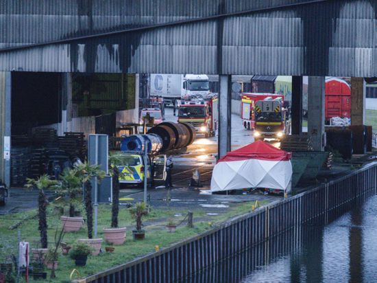 Im Dortmunder Hafen sicherte die Kriminalpolizei in einem Tatort-Schutzzelt Spuren.