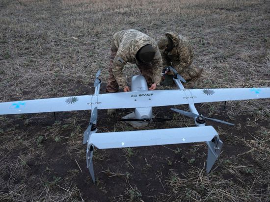 Zwei ukrainische Soldaten der 22. mechanisierten Brigade bereitet den Start einer Mittelstrecken-Drohne vor (Archivbild).