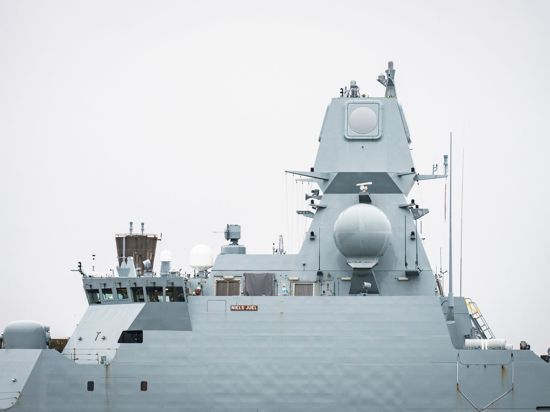 Eine Rakete auf einem Militärschiff in Dänemark hat zu Sperrungen im Luft- und Seeverkehr geführt.