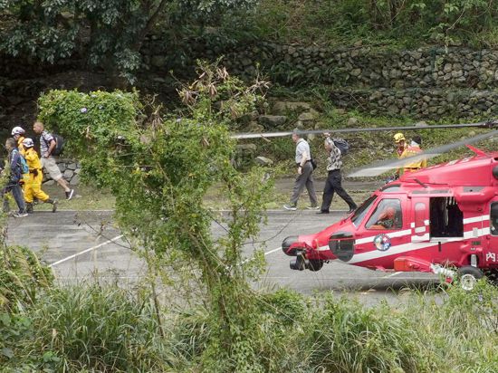 Menschen, die noch nach dem Erdbeben am 3. April im Taroko-Nationalpark festsaßen, konnten gerettet werden und verlassen in Begleitung von Rettungskräften den Hubschrauber.