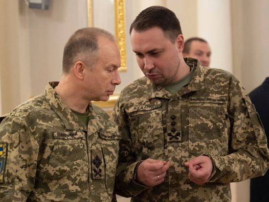 Der Oberbefehlshaber der ukrainischen Streitkräfte Olexander Syrskyj (l) und der Kommandeur des ukrainischen Militärgeheimdienstes HUR Kyrylo Budanow unterhalten sich während einer Verleihungszeremonie in Kiew.