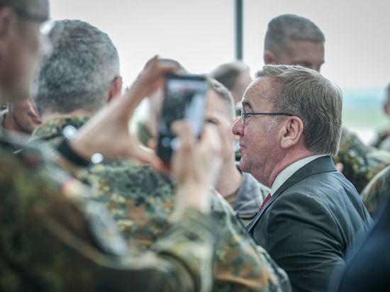 Boris Pistorius verabschiedet das Vorkommando der Brigade Litauen auf dem militärischen Teil des Flughafens Berlin-Brandenburg.