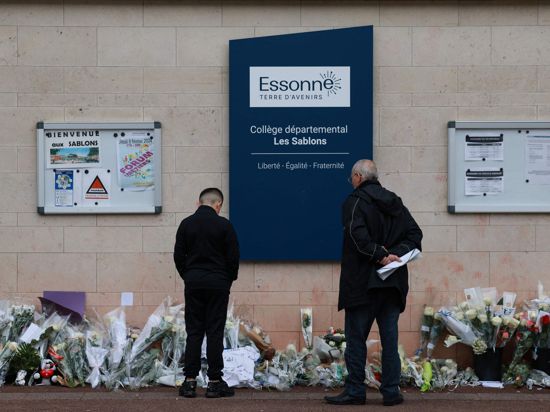 Blumen vor dem Eingang der Mittelschule Les Sablons in Viry-Chatillon nach dem gewaltsamen Tod eines 15-jährigen Schülers.