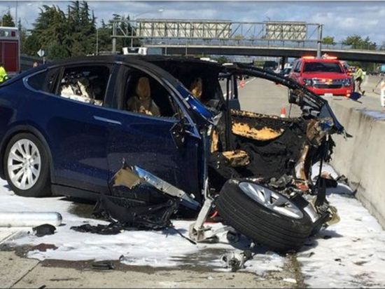 Ein Mann fuhr im Jahr 2018 mit seinem Tesla bei eingeschaltetem „Autopilot“-System gegen einen Betonpoller in Kalifornien.