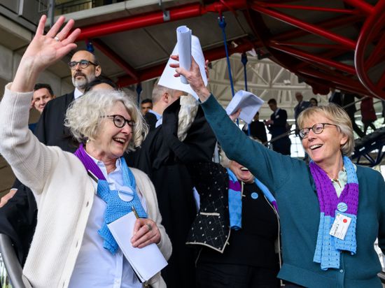 Freude bei den Klagenden: Die Schweizer Klimaseniorinnen nach dem Urteil vor dem Gerichtsgebäude.