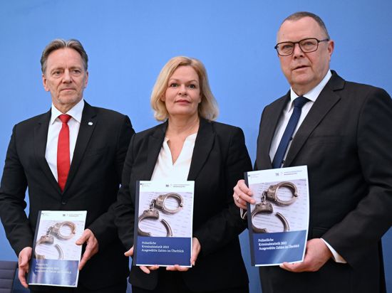 Bundesinnenministerin Nancy Faeser mit BKA-Präsident Holger Münch (l.) und  Brandenburgs Innenminister Michael Stübgen bei der Vorstellung der Polizeilichen Kriminalstatistik 2023 (PKS).