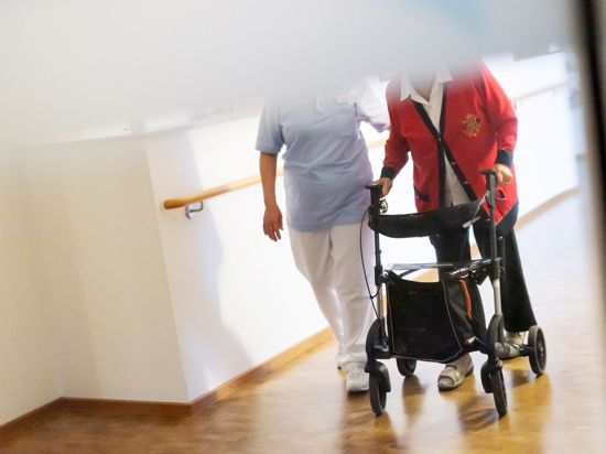Hauptproblem in den kommenden Jahren laut Pflegereport: Immer mehr Ältere brauchen pflegerische Unterstützung.