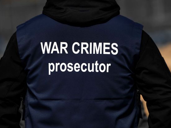„War Crimes Prosecutor“ („Ankläger für Kriegsverbrechen“)
Ein Ermittler eines internationalen Forensik-Teams.