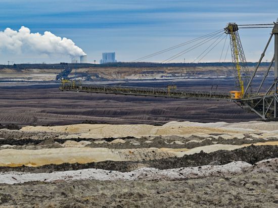 Abraumhalden und ein Absetzer sind im Braunkohletagebau Welzow-Süd der Lausitz Energie Bergbau AG (LEAG) zu sehen. Der Methan-Ausstoß ist in Deutschland deutlich höher als angenommen.